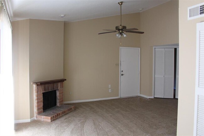 16111 Aspenglen Dr in Houston, TX - Building Photo - Building Photo