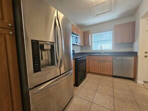 120 Sparrow Dr in Royal Palm Beach, FL - Building Photo - Building Photo
