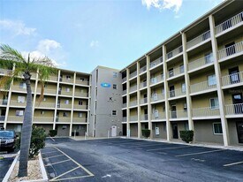 3528 Lake Bayshore Dr, Unit 115 in Bradenton, FL - Building Photo