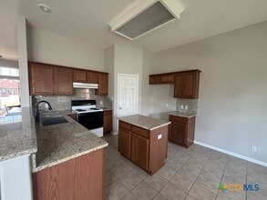 111 Hackamore Ln in Victoria, TX - Building Photo - Building Photo