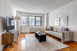 315 East 86th St in New York, NY - Building Photo