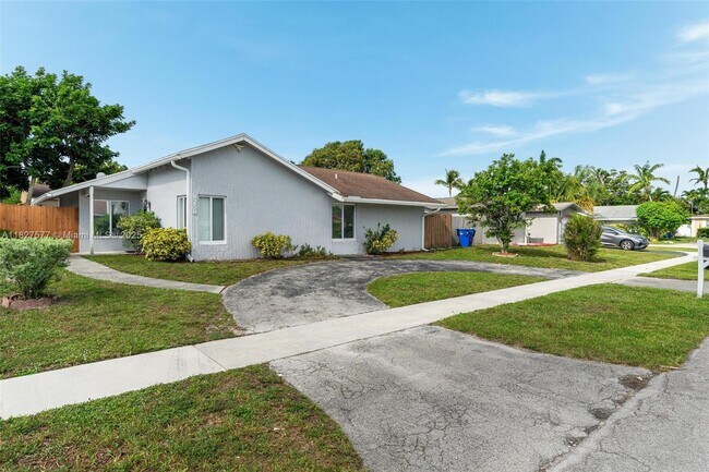 8250 SW 3rd Pl in North Lauderdale, FL - Building Photo - Building Photo
