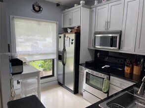 2780 S Oakland Forest Dr in Oakland Park, FL - Building Photo - Building Photo