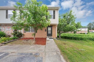 4701 Flat Shoals Rd in Union City, GA - Building Photo