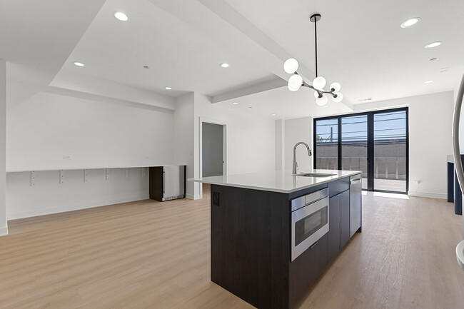 1801 W Grand Ave, Unit 201 in Chicago, IL - Building Photo - Building Photo