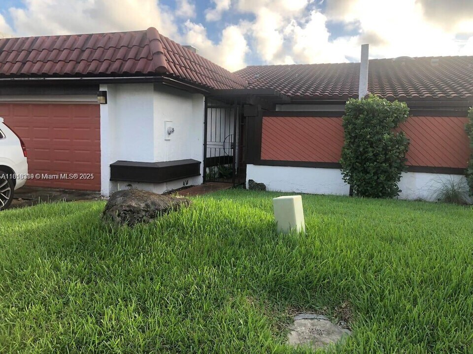 534 NE 195th St in Miami, FL - Building Photo