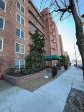 241-20 Northern Blvd in Queens, NY - Building Photo - Building Photo