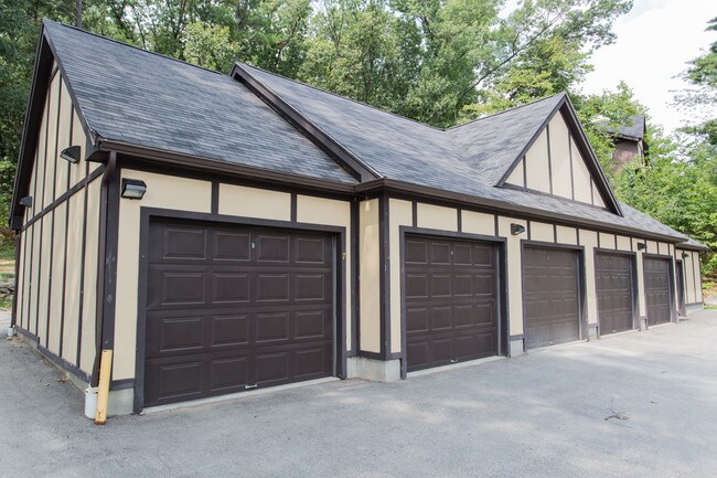 Royal Crest Nashua in Nashua, NH - Building Photo - Building Photo