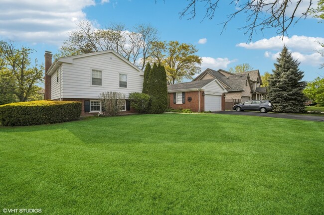1220 Canterbury Ln in Glenview, IL - Building Photo - Building Photo