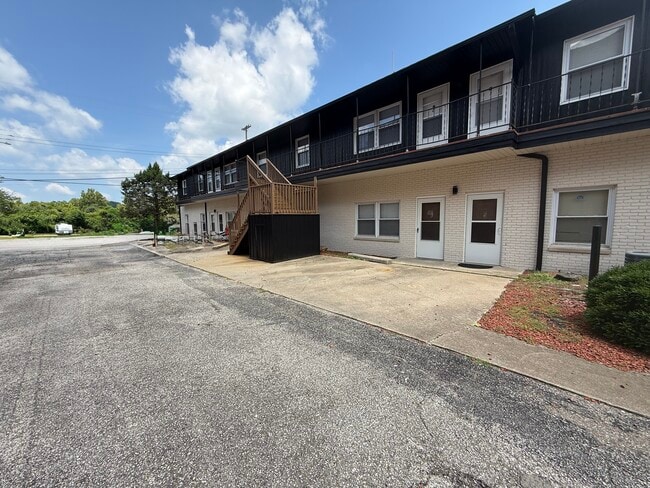 213 Main St, Unit 2 in Shoals, IN - Foto de edificio - Building Photo
