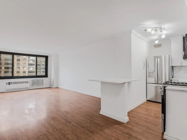 185 Hall St in Brooklyn, NY - Building Photo - Building Photo