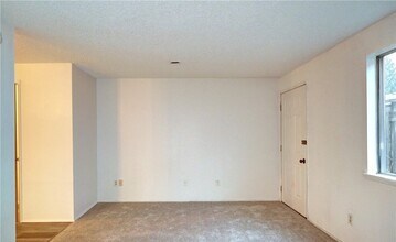 10332 15th Avenue Ct E, Unit Townhouse in Tacoma, WA - Building Photo - Building Photo