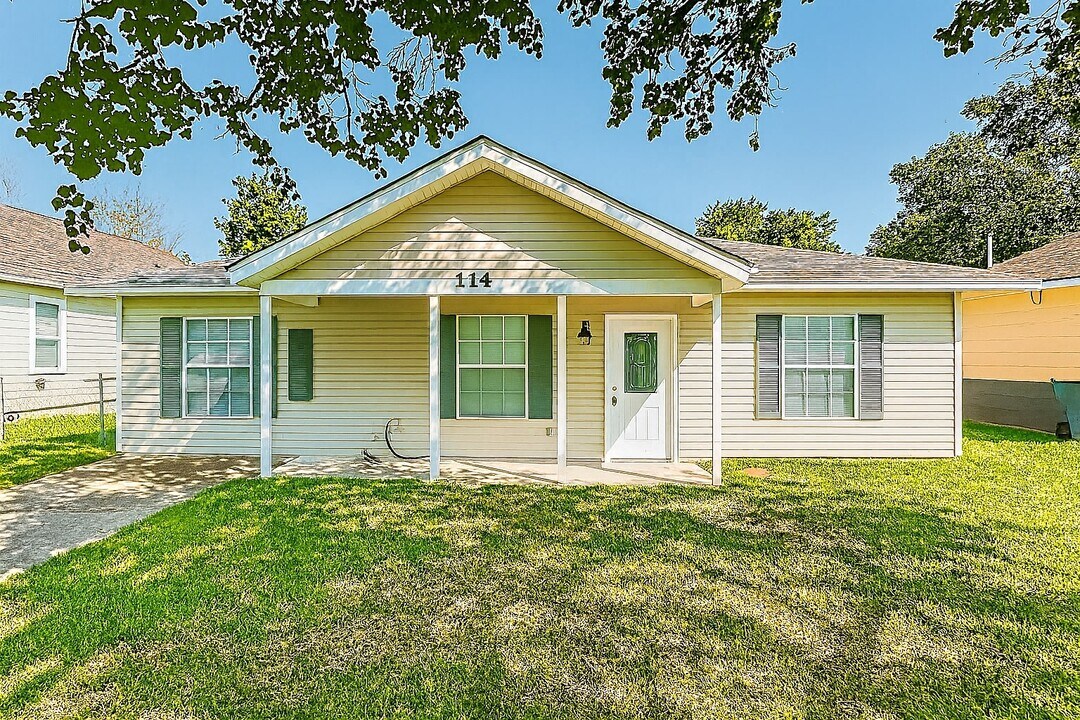 114 28th St N in Texas City, TX - Building Photo