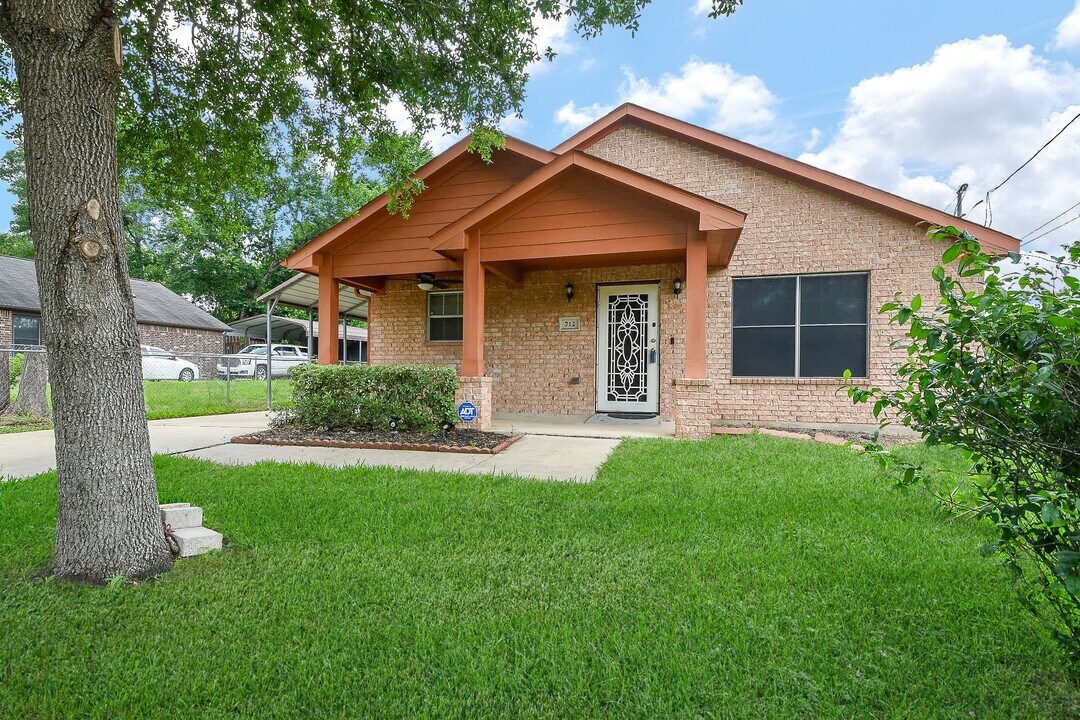 712 Avenue F in Conroe, TX - Building Photo