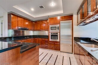 2700 Las Vegas Blvd S in Las Vegas, NV - Building Photo - Building Photo