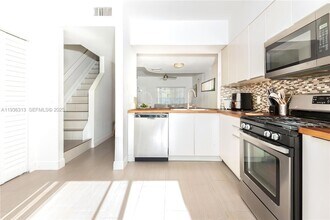 7818 Dixie Beach Cir in Tamarac, FL - Foto de edificio - Building Photo