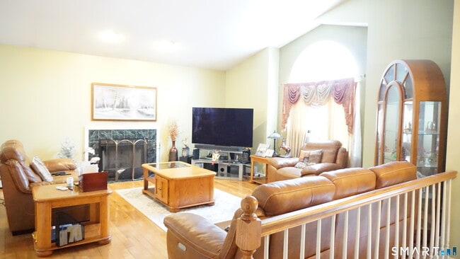 256 Brewster Rd in Milford, CT - Building Photo - Building Photo