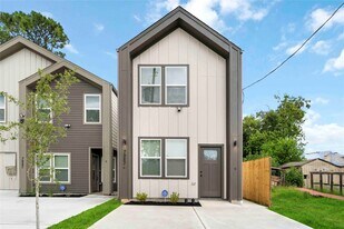 7987 Chateau St in Houston, TX - Building Photo