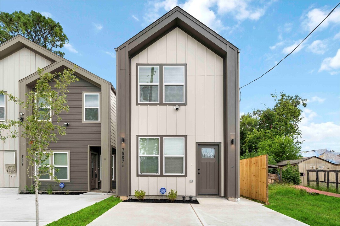 7987 Chateau St in Houston, TX - Building Photo