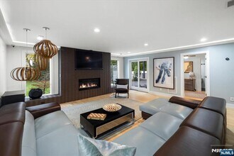 827 Alden Rd in Paramus, NJ - Foto de edificio - Building Photo