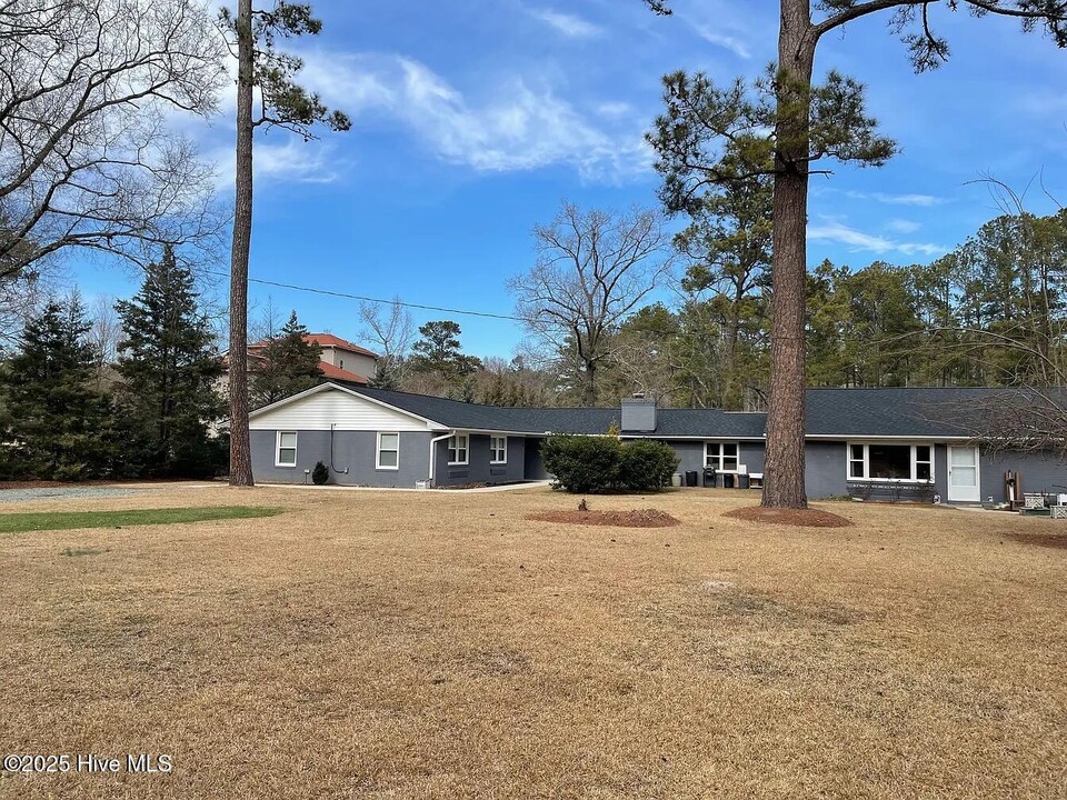 133 S Lakeshore Dr in Whispering Pines, NC - Building Photo