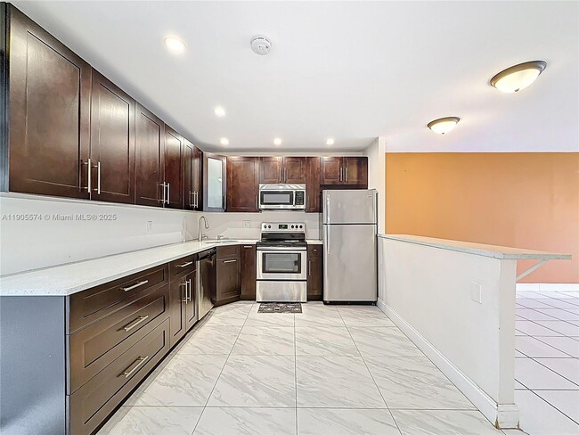 2686 NW 60th Way in Sunrise, FL - Building Photo - Building Photo