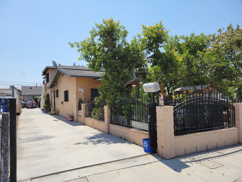 1008-1010 Clela Ave in Los Angeles, CA - Building Photo