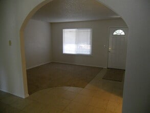 6805 Harlequin Way in Sacramento, CA - Building Photo - Building Photo