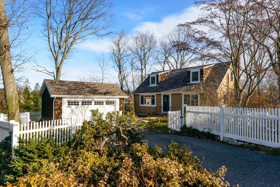 20 Grove Pl in Northport, NY - Building Photo