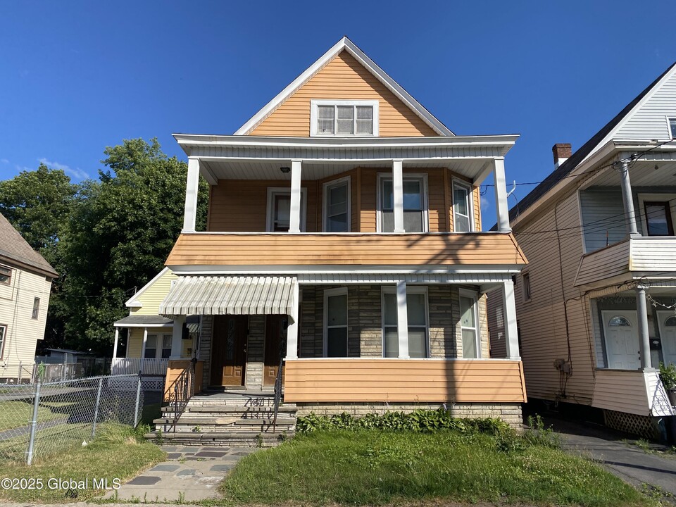 106 McClellan St in Schenectady, NY - Building Photo