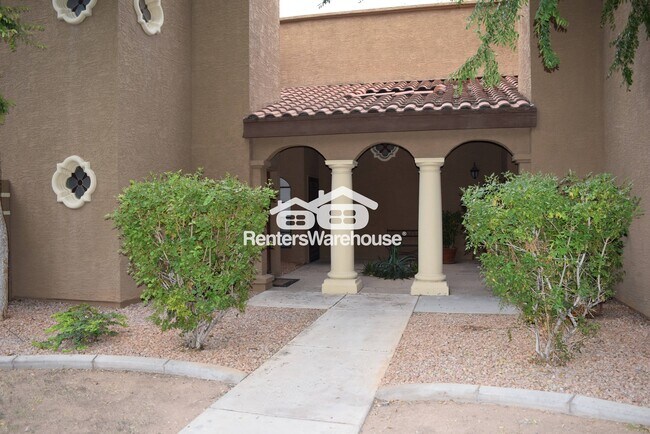 6945 E Cochise Rd in Paradise Valley, AZ - Foto de edificio - Building Photo