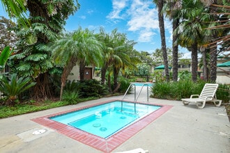 Casitas Casa Real Apartments in Oxnard, CA - Foto de edificio - Building Photo