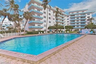 220 Seaview Ct in Marco Island, FL - Building Photo