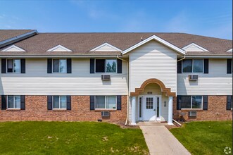 1024 Westport Dr in Port Washington, WI - Building Photo - Building Photo