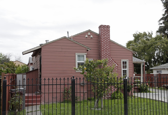 660-662 S Elmhurst Ave in Oakland, CA - Building Photo - Building Photo