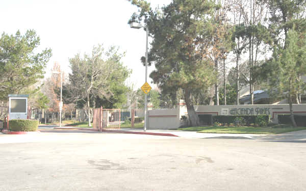 Hacienda Pines Condos in Hacienda Heights, CA - Foto de edificio