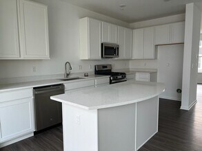1033 Atterberg Rd in South Elgin, IL - Building Photo - Building Photo