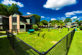 OAK BEND APARTMENTS in Tomball, TX - Building Photo - Building Photo