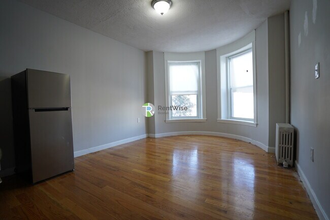 1124 Commonwealth Ave, Unit 1 in Boston, MA - Foto de edificio - Building Photo