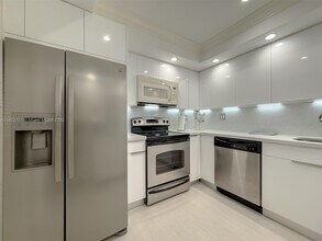 250 NE 181st St in Sunny Isles Beach, FL - Building Photo - Building Photo