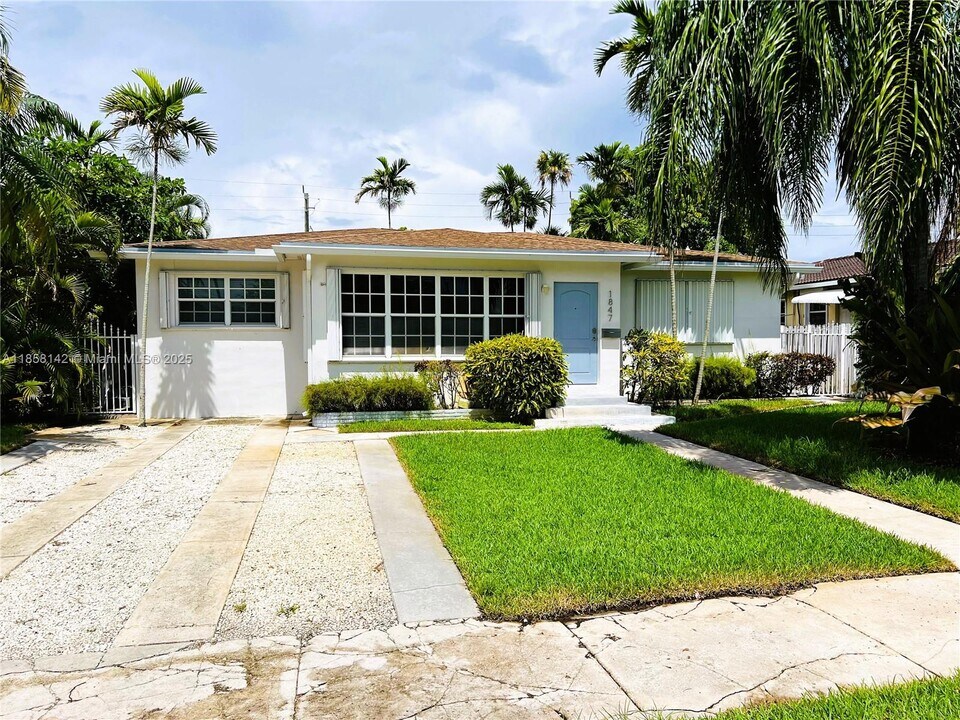 1847 Wiley St in Hollywood, FL - Building Photo