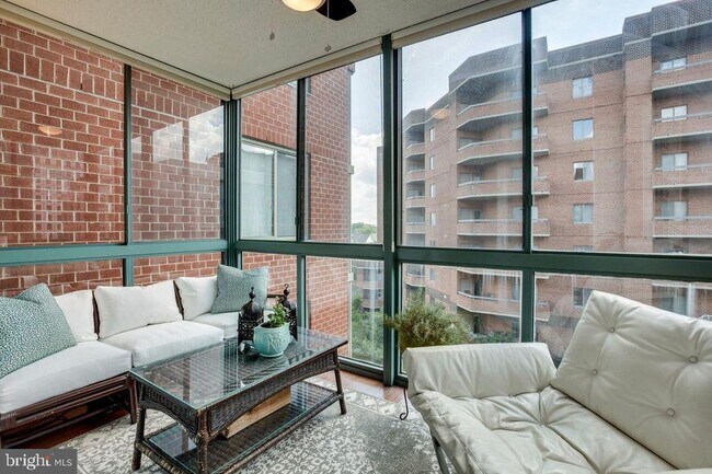 1050 N Taylor St in Arlington, VA - Building Photo - Building Photo