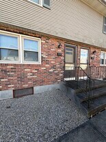 10 Crown St in Bristol, CT - Building Photo