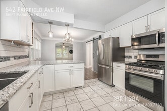 542 Fairfield Ave NW in Grand Rapids, MI - Building Photo - Building Photo