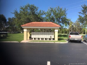 595 Vista Isles Dr in Plantation, FL - Building Photo - Building Photo