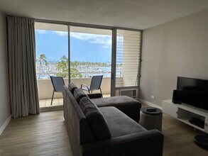 1676 Ala Moana Blvd, Unit 5th Floor in Honolulu, HI - Foto de edificio - Building Photo