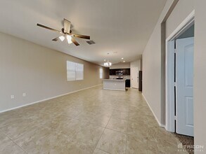 5288 Iridium Wy in San Tan Valley, AZ - Foto de edificio - Building Photo