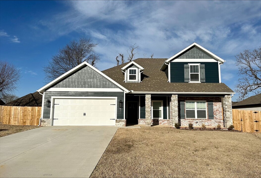 921 Lyon Loop in Springdale, AR - Building Photo