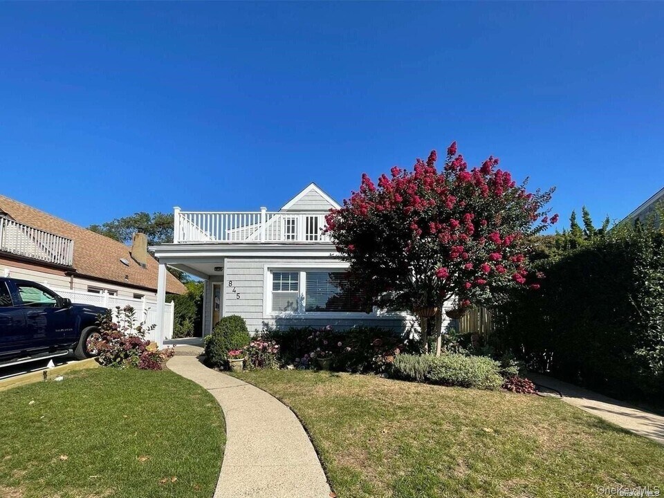 845 E Walnut St in Long Beach, NY - Building Photo