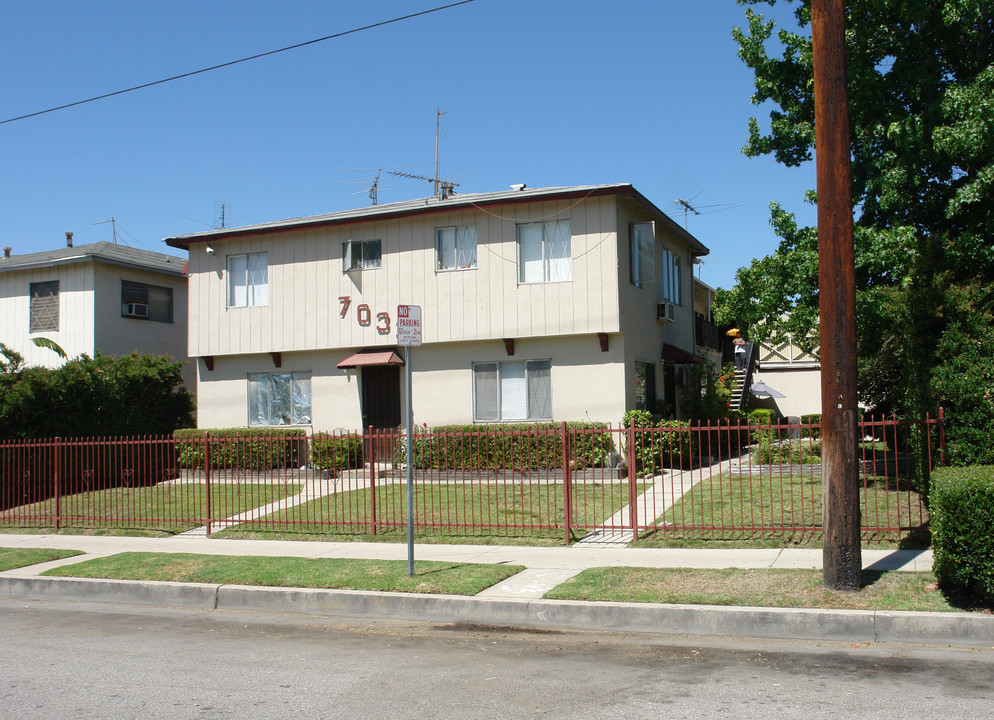 7033 Fulton Ave in North Hollywood, CA - Foto de edificio